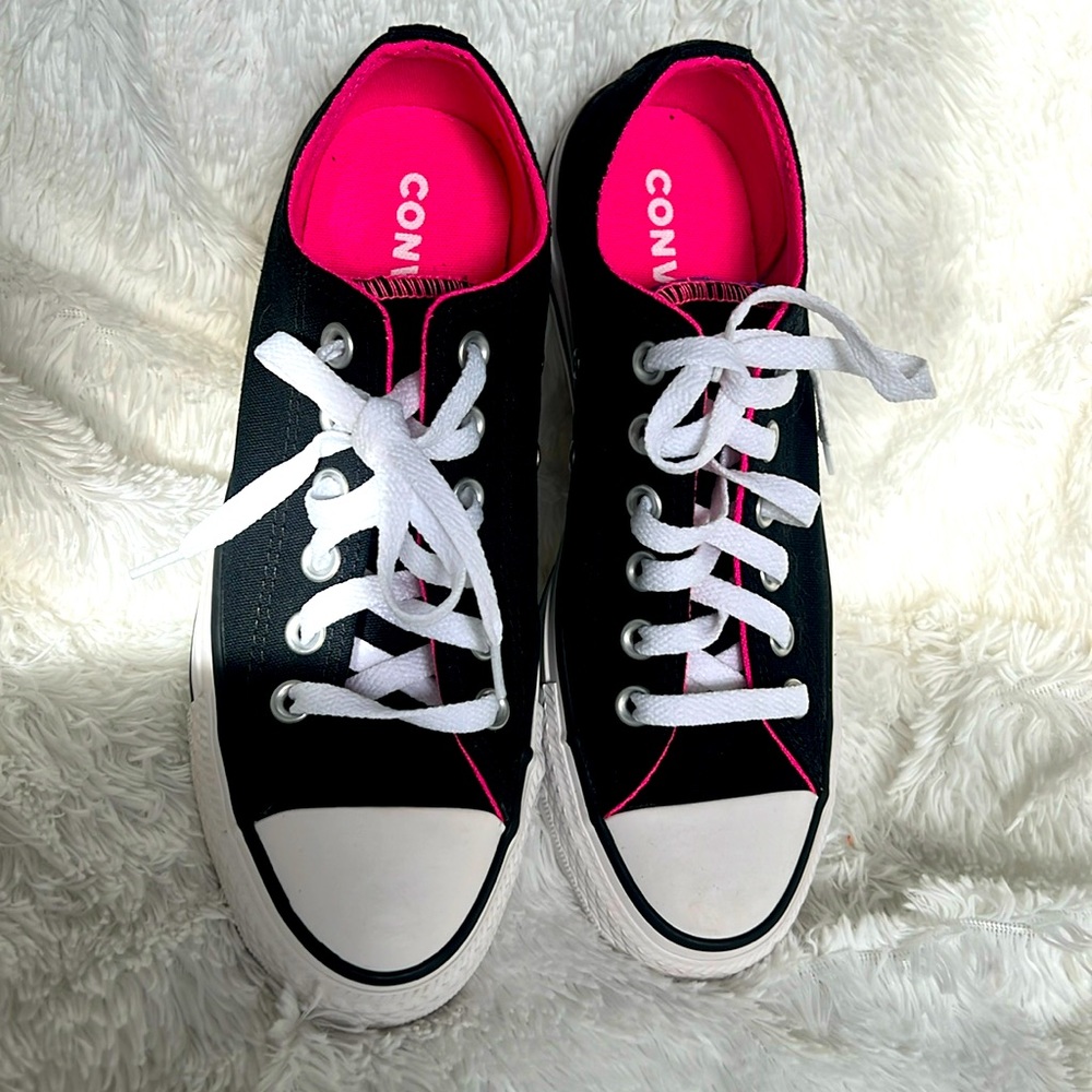 CTAS Black W/Double Tongue Pink inside. 2nd tongue is blue NWOT size 7